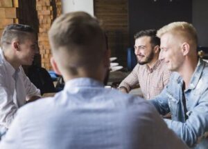 Gruppe von Männern beim Coaching