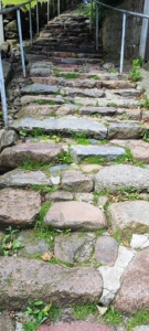 Treppe aus Kopfsteinpflaster bergauf